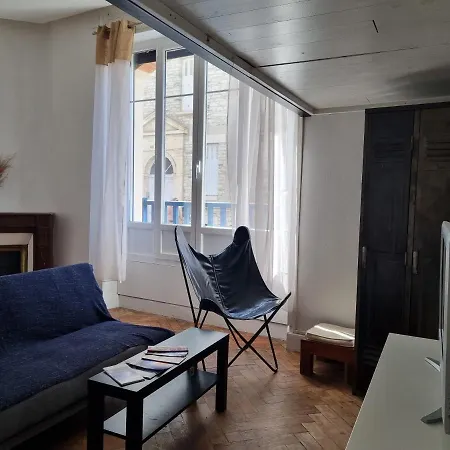 Spacieux T2, Avec Terrasse Et Parking Appartement *